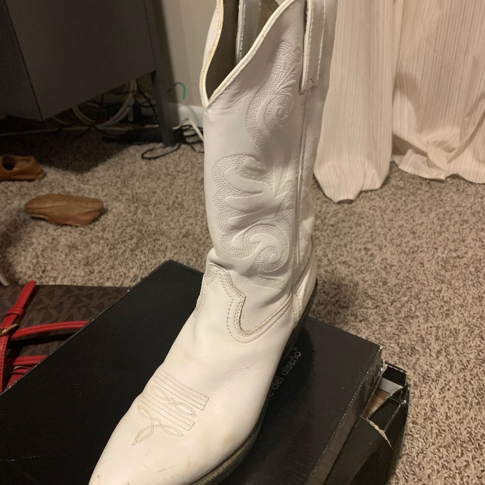 Botas - Picture 3 of 3